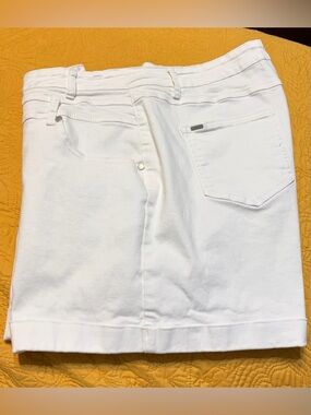 City Chic White High-Waist Triple-Button Women’s Shorts
